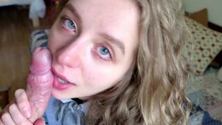A beautiful girl shows what she can do with her mouth and pussy