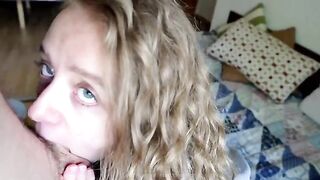 A beautiful girl shows what she can do with her mouth and pussy