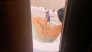 Me espié a mi hermanastra en la bañera y follamos duro