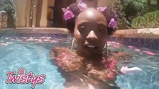 Elsie shakes big ass in the pool for a steamy solo session