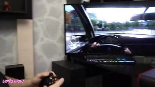 The girl distracts her boyfriend playing video games to fuck