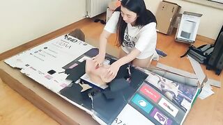 A step sister got her asshole filled with cum through a hole in the box