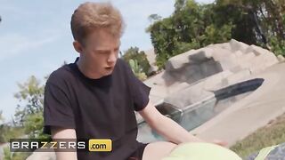 Curvy MILF Dee Williams and stepdaughter Daya Knight share a sticky fuck - Brazzers