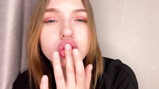 A juicy ass girl has an orgasm at home alone