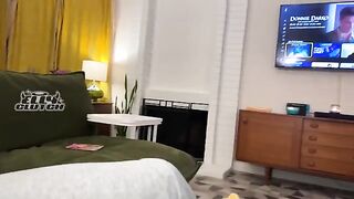 Tinder date surprises with a threesome with her roommate, a bold move!