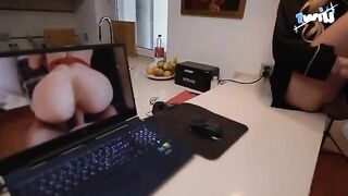 Fix the laptop and get laid with a cute teen