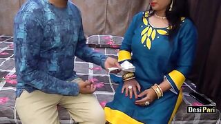 Indian housewife Desi Pari aunty gets fucked to earn money with clear Hindi audio