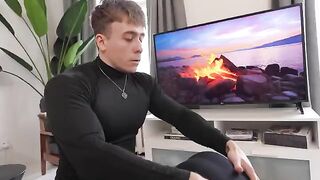 A man came to the gym and saw a sexy beauty exercising