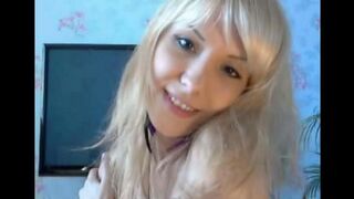 Blondie plays with her pussy using her fingers
