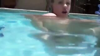 Babe in bikini has anal sex right in the swimming pool