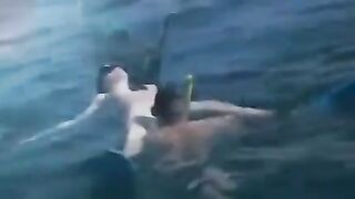 Two aqualangists fucked in the ocean, at the bottom of the sea