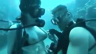 Two aqualangists fucked in the ocean, at the bottom of the sea
