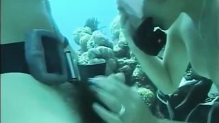A man fucked a girl with a hairy pussy underwater