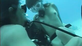 A man fucked a girl with a hairy pussy underwater