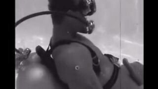 Diver gave the aqualangist a blowjob underwater