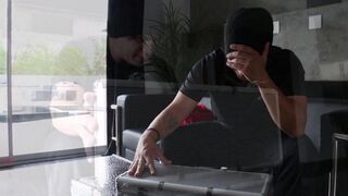 Jacqueline Taylor fucks with a thief in police uniform