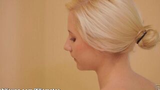 Her beautiful body was tender after a shower, and she started to play