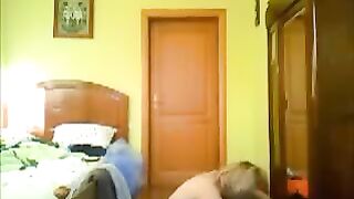 Peeping through the keyhole is too boring, you need to try home peeping porn