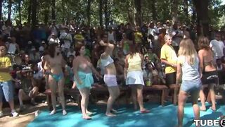 Sex in the forest with a young and sexy girl who loves to have fun