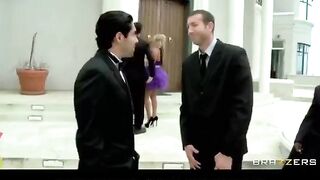 The bride had to squeeze a painting witness and immediately pull in the mouth