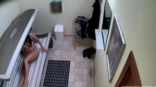 A hidden camera in the Czech solarium filmed a naked client