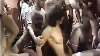 Let a young slut in a circle - Eporn