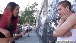 Mulatochka Nicole Apples explains how to use the sexual machine