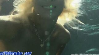 Blonde gives a blowjob underwater, it’s her best sex trick