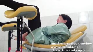 A girl was fucked by a gynecologist in his office with his fisting