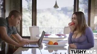 After a breakfast, Natasha Niis pleased her husband with sex