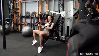 Scissoring with a hot and sweaty mature lesbian