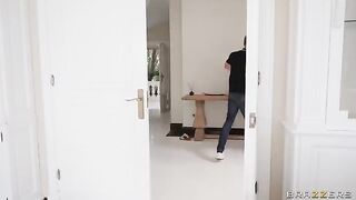 A blonde is fucking with her social pussy, getting caught