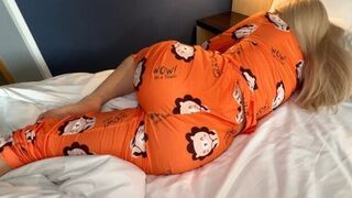 The girl in pajamas wants to be fucked early in the morning