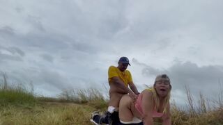 Pinay has outdoor sex in a risky spot, she’s so naughty!