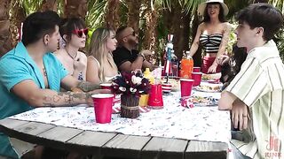 Showed the audience a stunning blowjob masterclass