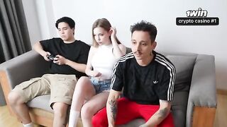 The team is assembled, it's time to work on her orgasm! - Cuckold Sex