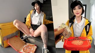 A pretty pizza delivery girl got fucked and her pussy squirted