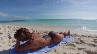 A girl with a great ass was picked up at the beach